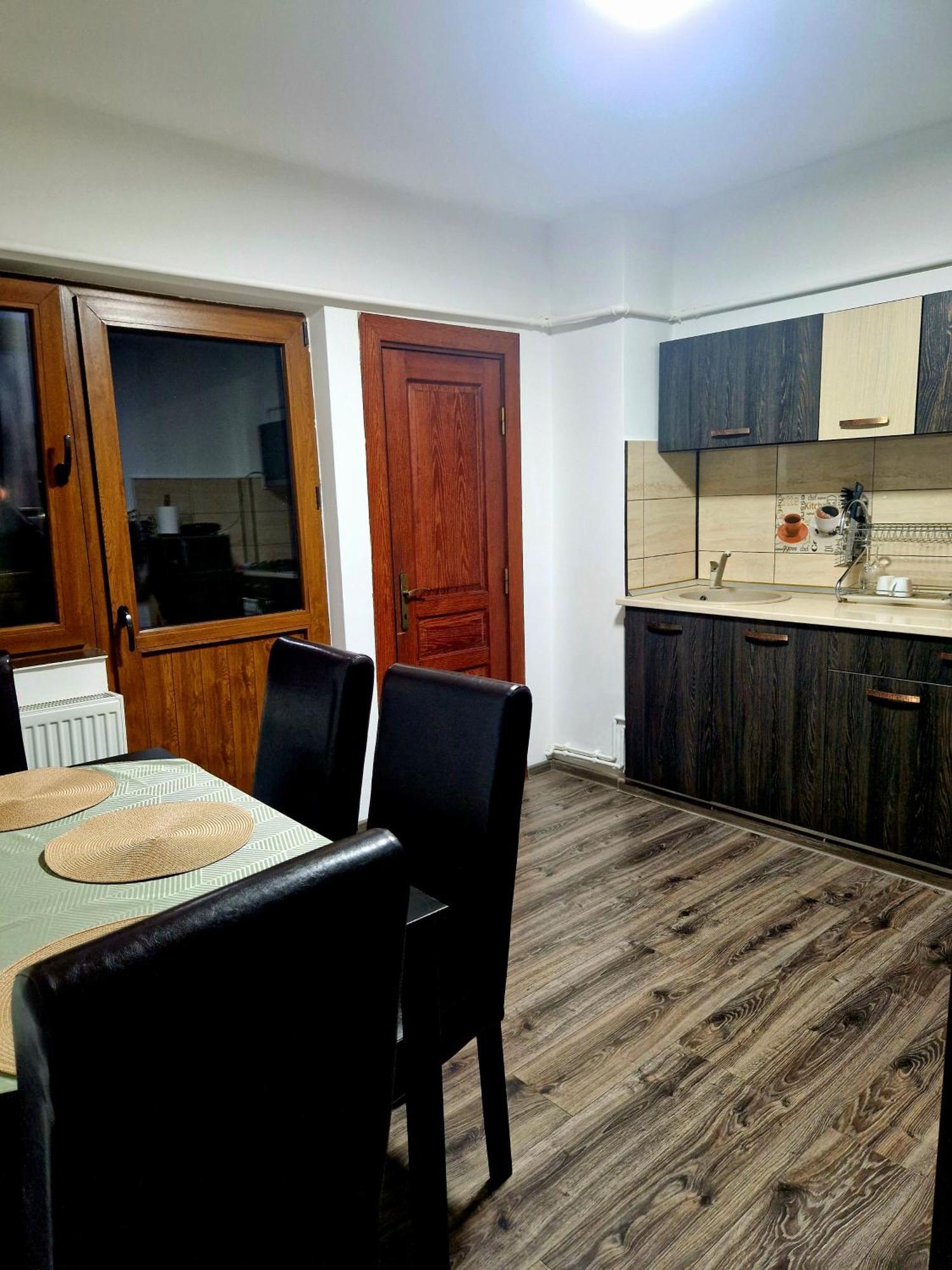 Cozy Appartment In The Center Targoviste Exterior foto